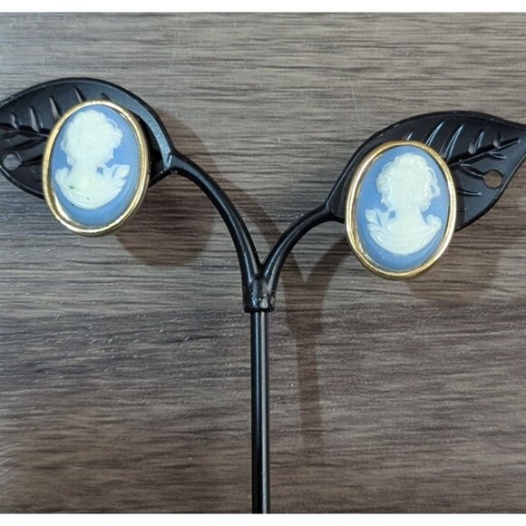 Vintage Blue Cameo Clip-On Earrings Gold-Tone Retro Jewelry Oval Design Women - Picture 2 of 9